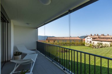 Çim, içeride kimse yok bir sürü bina dış modern beyaz kat mülkiyeti