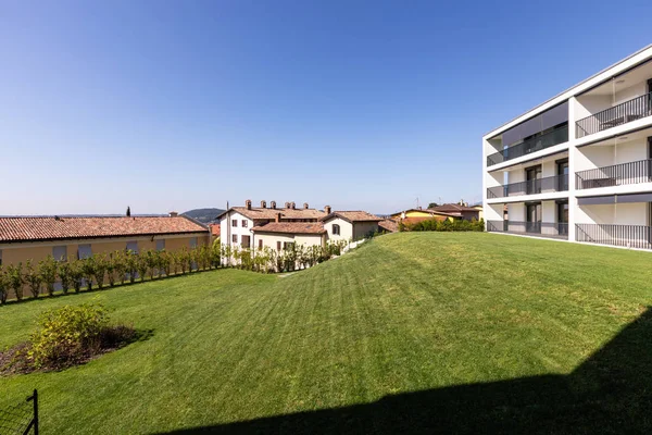 Exterior Moderno Condomínio Branco Edifício Com Lotes Gramado Ninguém Dentro — Fotografia de Stock