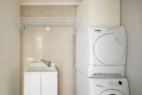 洗衣房配有现代洗衣机和烘干机 里面没有人 — 图库照片
