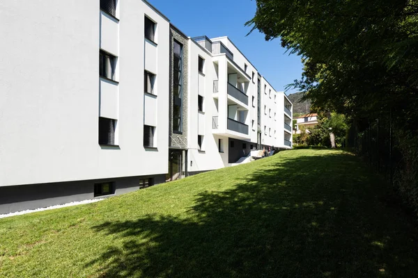 Exterior Moderno Condomínio Branco Edifício Com Lotes Gramado Ninguém Dentro — Fotografia de Stock