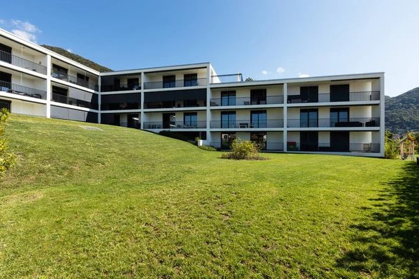 Exterior Moderno Edificio Condominio Blanco Con Mucho Césped Nadie Dentro —  Fotos de Stock