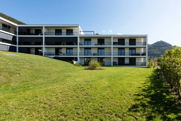 Exterior Modern White Condominium Building Lots Lawn Nobody — Stock Photo, Image