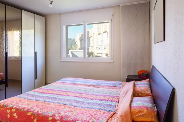 Dormitorio Con Ventana Con Cielo Azul Hay Nadie Adentro — Foto de Stock