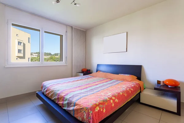 Dormitorio Con Ventana Con Cielo Azul Hay Nadie Adentro — Foto de Stock
