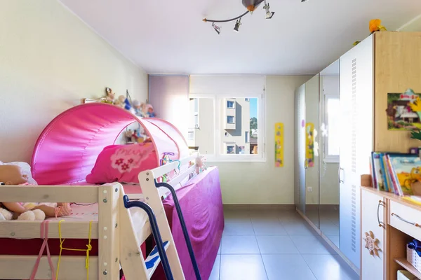 Дитяча Спальня Багатьма Іграшками Вікнами Ніхто Всередині — стокове фото