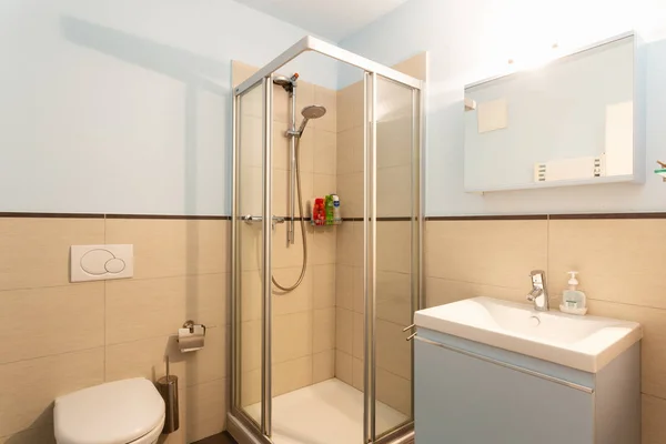 Nebeský Koupelna Sprchovým Koutem Umyvadlem Nikdo Uvnitř — Stock fotografie