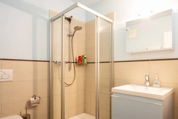 Bagno Celeste Con Doccia Lavabo Nessuno All Interno — Foto Stock