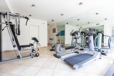 Özel spor salonunda bir kat mülkiyeti, içeride kimse yok