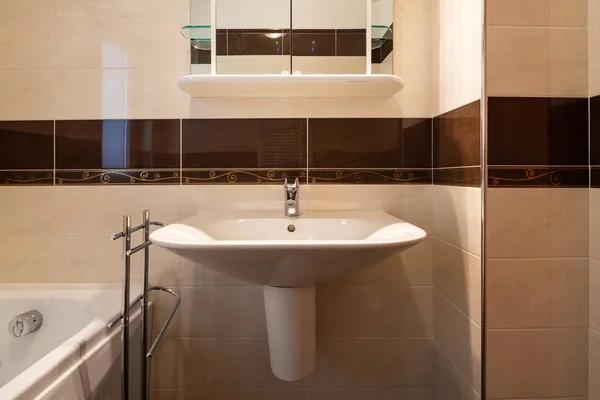 Kahverengi Zemin Modern Ile Önden Görünüm Banyo Çeride Kimse Yok — Stok fotoğraf
