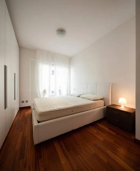 Schlafzimmer Mit Großem Kleiderschrank Und Hellem Fenster Niemand Drinnen — Stockfoto