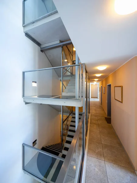 现代公寓中有玻璃栏杆的现代化楼梯 里面没人 — 图库照片