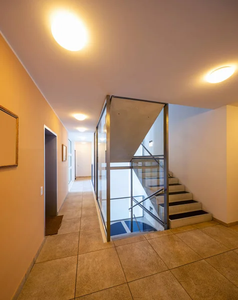 Moderne Trappen Met Glas Borstwering Moderne Condominium Niemand Binnen — Stockfoto