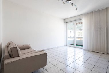 Kanepe ve teras ile pencere boş oturma odası. İçeride kimse yok