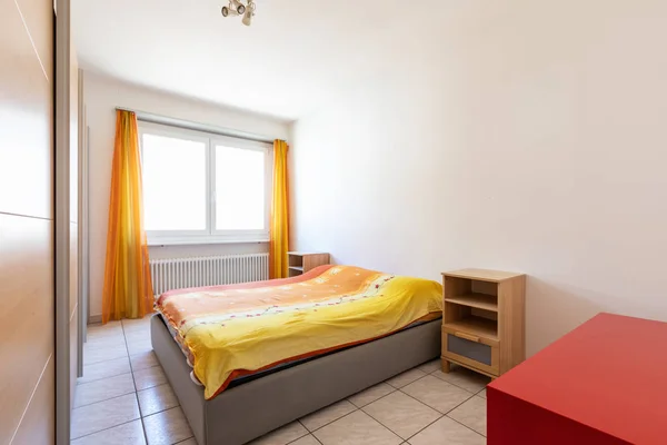 Schlafzimmer Mit Orangefarbenen Decken Und Fenster Niemand Drinnen — Stockfoto