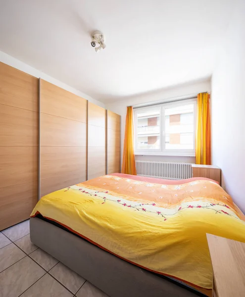 Schlafzimmer Mit Orangefarbenen Decken Und Fenster Niemand Drinnen — Stockfoto