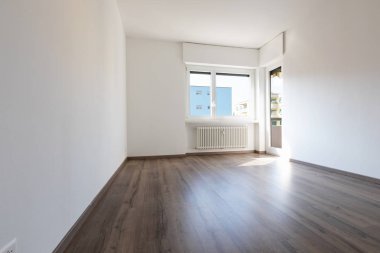 Parke ve manzaralı bir penceresi boş oda. İçeride kimse yok