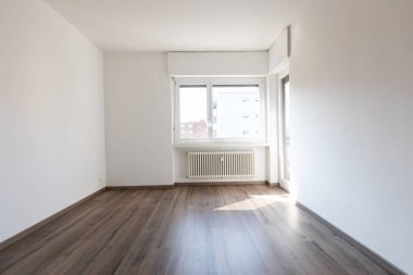 Parke ve manzaralı bir penceresi boş oda. İçeride kimse yok