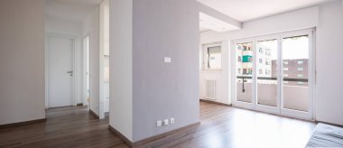 Boş oda merkezi duvar, koridor ve kapalı kapılar. İçeride kimse yok