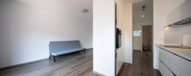 Açık alan mutfak ve oturma odası. İçeride kimse yok