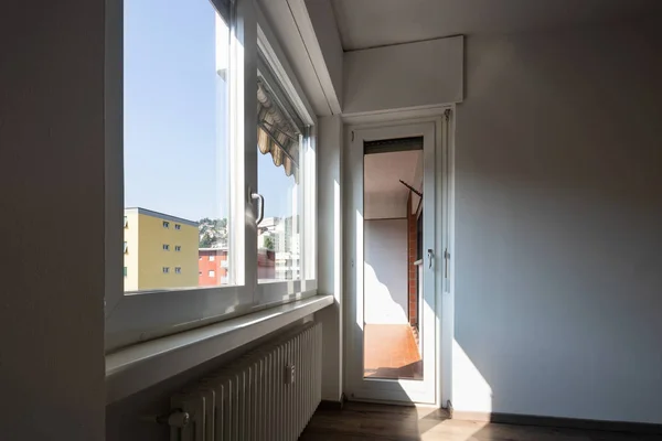 Fenster Und Balkon Detail Leeres Zimmer Niemand Drinnen — Stockfoto
