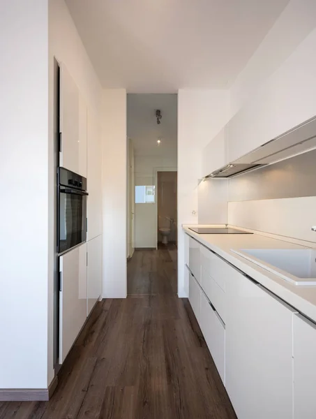 现代白色厨房细节公寓 没有人在里面 — 图库照片