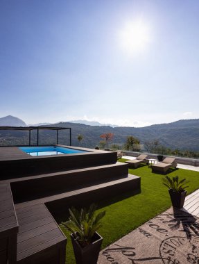 Bir yaz gününde yüzme havuzlu modern daire dev balkon. İçeride kimse yok