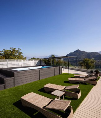 Bir yaz gününde yüzme havuzlu modern daire dev balkon. İçeride kimse yok