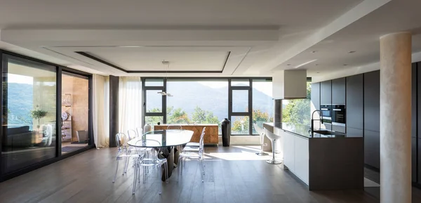 Moderne Küche Mit Insel Und Transparenten Stühlen Und Tisch Niemand — Stockfoto