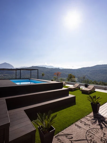 Balcone Gigante Appartamento Moderno Con Piscina Una Giornata Estiva Nessuno — Foto Stock