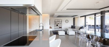 Modern oturma odası deri kanepe ve büyük pencereler ile. İçeride kimse yok