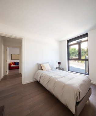 Yatak odası tek kişilik yatak ile. İçeride kimse yok