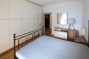 Parke ve büyük dolap yatak odası. İçeride kimse yok