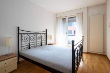 Parke ve büyük dolap yatak odası. İçeride kimse yok