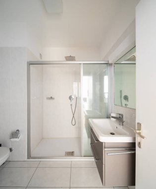 Modern banyo duş ve lavabo önden görünüm. İçeride kimse yok