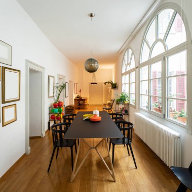 Yemek odası yenilenmiş Tasarım daire içinde. Büyük kemerli pencereler.