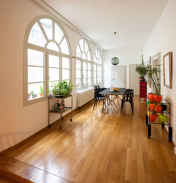 Eetkamer Gerenoveerde Design Appartement Grote Gebogen Ramen — Stockfoto