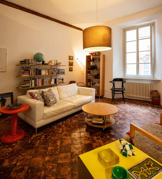 Vintage Wohnzimmer Mit Terrakottaböden Niemand Drinnen — Stockfoto