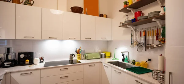 Modern Mutfak Yenilenmiş Bir Binada Çeride Kimse Yok — Stok fotoğraf