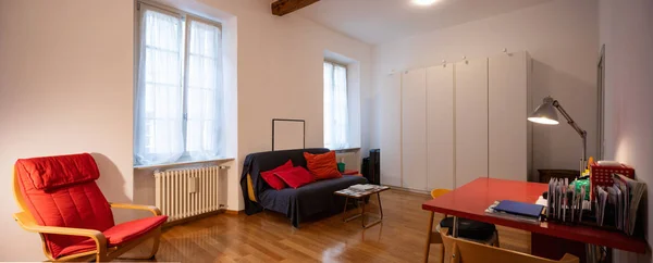 Ruheraum Mit Sofa Einer Neu Renovierten Wohnung Niemand Drinnen — Stockfoto