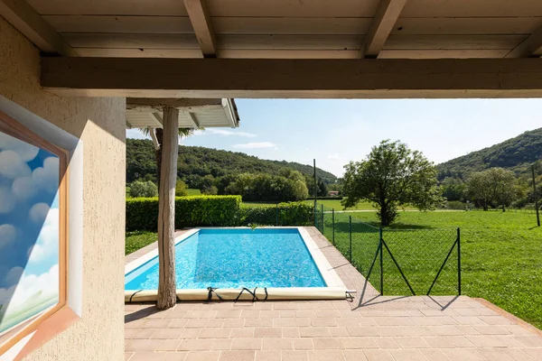 Villa Mit Pool Und Umgeben Von Grünem Rasen Einem Sommertag — Stockfoto