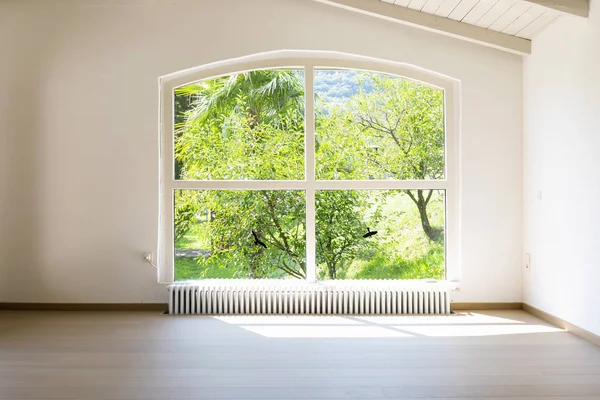 Gebogen Venster Met Uitzicht Tuin Niemand Binnen — Stockfoto