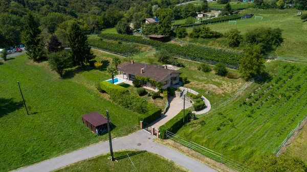 Vista Aérea Casa Com Piscina Campo Com Colinas Espaço Cópia — Fotografia de Stock