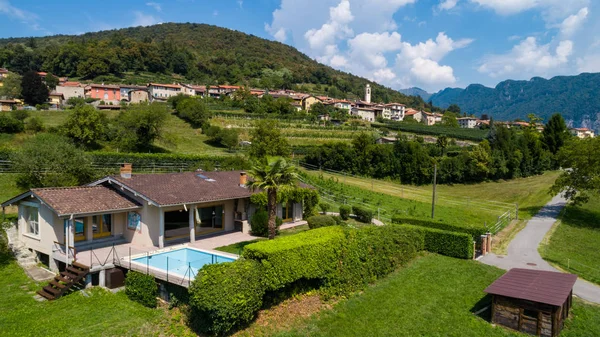 Vista Aerea Casa Con Piscina Campagna Con Colline Copia Spazio — Foto Stock