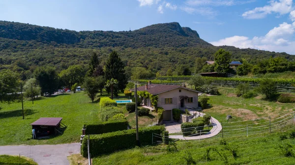 Vista Aerea Casa Con Piscina Campagna Con Colline Copia Spazio — Foto Stock