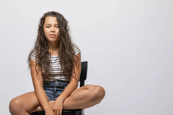 Menina Retrato Sentado Com Colete Listrado Isolado Espaço Cópia — Fotografia de Stock