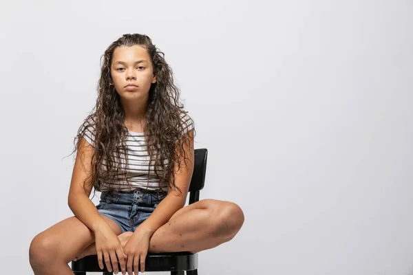 Menina Retrato Sentado Com Colete Listrado Isolado Espaço Cópia — Fotografia de Stock