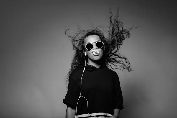 Mujer Joven Con Auriculares Orejas Gafas Sol Soplo Viento Retrato —  Fotos de Stock