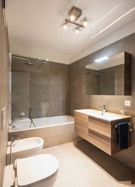 Banheiro Design Com Materiais Elegantes Madeira Mármore Ninguém Dentro — Fotografia de Stock