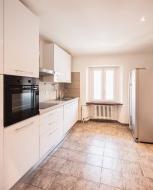 Beyaz siyah fırın ve mutfak fayans, içeride kimse yok