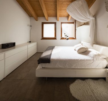 Ahşap kirişler ile yatak odası. İçeride kimse yok